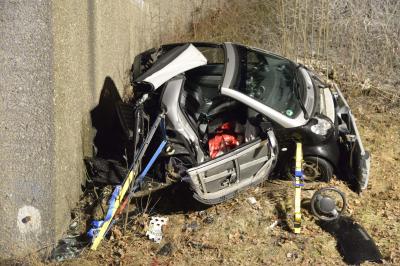 Oberkochen: Pkw prallt bei Glatteis gegen Brueckenpfeiler - Person toedlich verletzt